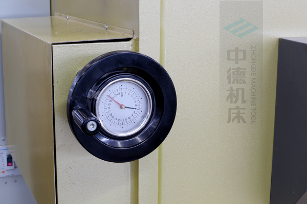 ZDG-632刀片間隙調(diào)節(jié)裝置，設(shè)置在機(jī)架前面，并有刻度顯示，調(diào)節(jié)方便.jpg