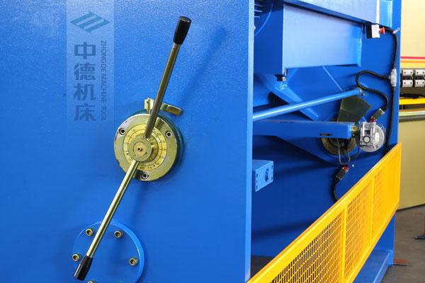 ZDSK-1632剪板機刀片間隙手動調(diào)節(jié)器，刻度清淅，調(diào)節(jié)省力又簡便.jpg