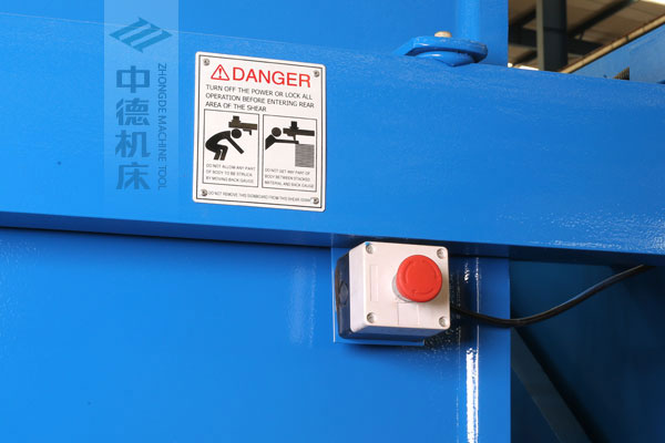 ZDSK-1632剪板機后部緊急停止按鈕，最大程度保障工人安全.jpg