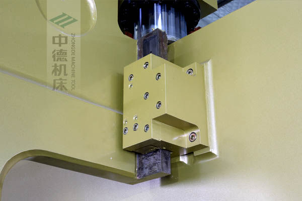ZDP-20050加厚型滑塊導(dǎo)軌，強(qiáng)有力的保持滑塊間隙，有效減少工作時(shí)的抖動(dòng).jpg