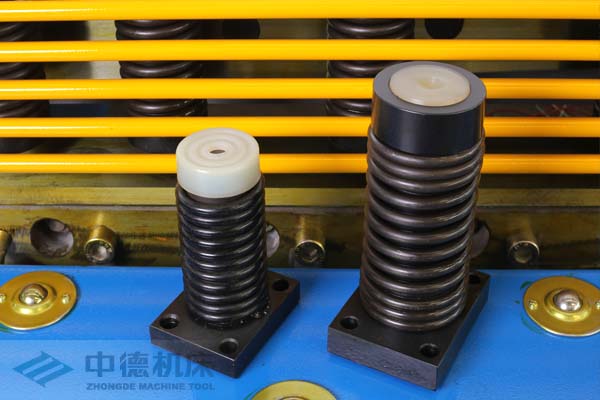 ZDS-2032采用高品質(zhì)壓料油缸，不滲油不會在板材表面留有油污.jpg