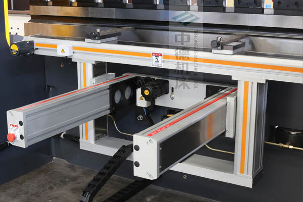 ZDPE8025-4+1軸全封套加強型鋁合金后檔料系統(tǒng)，內(nèi)有成套滾珠絲桿和直線導(dǎo)軌，精度高速度快噪音低.jpg