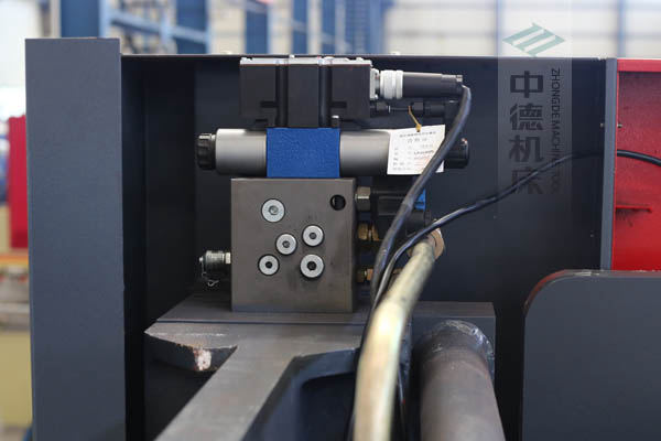 ZDPE8025采用進口液壓系統(tǒng)，穩(wěn)定無故障，耐高溫高壓，持久工作精度高.jpg
