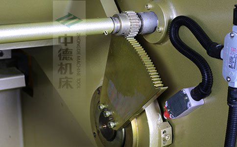 ZDS-640采用高精度刀片間隙調(diào)節(jié)齒輪，經(jīng)過淬火高硬度又耐磨，表面鍍鋅不生銹，長年累月使用依然有很高的調(diào)節(jié)精度.jpg