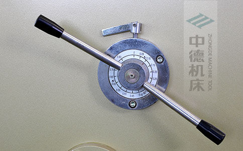 ZDS-640剪板機刀片間隙手動調(diào)節(jié)器，刻度清淅，調(diào)節(jié)省力又簡便.jpg