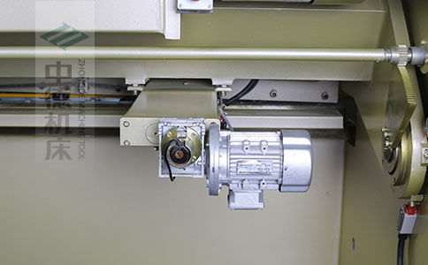 ZDS-640剪板機后檔料結(jié)構(gòu)，平行度高，并采用國內(nèi)一流品牌軸承，耐磨抗壓壽命長.jpg